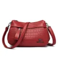 Borsa a tracolla da donna rossa in morbido pelle con motivo coccodrillo chic e comoda. - Rosso