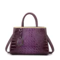 Borsa a mano da donna in coccodrillo viola, elegante borsa a spalla e tracolla per uso quotidiano. - Viola