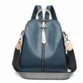 Zaino donna in morbida pelle sintetica blu convertibile con tracolla a fantasia e zip. - Blu