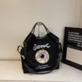Borsa shopper in nylon nero da donna, borsa a spalla casual con ricamo di ciambella e tracolla. - Nero