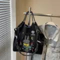Borsa tote nera in tela ricamata con coniglio cartoon, elegante borsa a tracolla capiente. - Nero