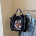 Grande borsa a tracolla in tela nera con design di leone ricamato e cinghie spesse. - 40*10*35 / Nero