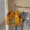 Borsa tote in tela gialla con stampa di coniglio cartoon carino e design casual da spalla. - Giallo
