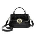 Borsa a mano in pelle verniciata nera con motivo coccodrillo, strass e chiusura di perle. - 23*8*14 / Nero