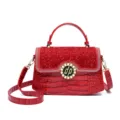 Elegante borsa a mano in pelle verniciata coccodrillo con strass brillanti e perle. - 23*8*14 / Rosso