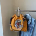 Borsa tote in tela gialla con design di leone ricamato ed eleganti tracolle in corda bianco e nera. - 40*10*35 / Giallo