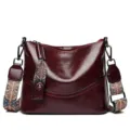 Borsa a tracolla vintage in pelle cerata da donna con ampia tracolla etnica. - Borgogna