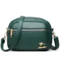 Borsa a tracolla in pelle multistrato verde scuro con hardware dorato e tracolla. - Verde