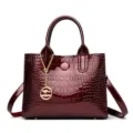 Borsa a mano da donna in pelle verniciata con motivo coccodrillo bordeaux con tracolla. - 28*12*22 / Rosso