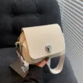 Chic borsa a tracolla mini intrecciata con chiusura in metallo e larga tracolla da donna. - 18*9*13 / Bianco avorio