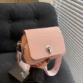 Borsa a tracolla mini intrecciata rosa con chiusura in metallo e larga per donne. - 18*9*13 / Rosa