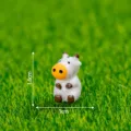Mini statuetta di mucca in resina decorazione da scrivania, animale carino tinta unita accessorio. - Mucca Cauta / Bianco e Marrone