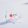 Miniatura statuetta di anatra in resina invernale con motivo bastoncino di zucchero rosa. - Anatra Bastoncino di Zucchero / Bianco