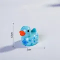 Mini statuetta di anatra in resina blu con motivo a fiocco di neve per auto e scrivania. - Anatra Fiocco di Neve / Blu