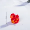 Carino statuetta anatra in resina rossa con fiocco, piccolo soprammobile auto scrivania - Anatra Campana / Rosso