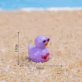 Mini figurine de canard en résine violette avec lunettes de soleil, accessoire déco DIY. - Violet Brillant