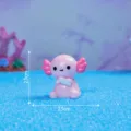 Carino axolotl rosa statuetta miniatura resina giocattolo accessorio decorazione 2.3x2.5cm - Lucido - Tenendo Piccolo Pesce