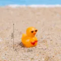 Canard jaune en résine miniature avec lunettes de soleil cœur, ornement de bureau DIY 1.7cm - Couleur Orange Brillant