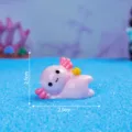 Graziosa statuetta in miniatura di axolotl rosa accessorio fai da te in resina per scrivania - Lucido - Ssduto di Lato