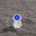 Statuetta astronauta in resina luminosa micro paesaggio DIY miniatura scrivania auto 2cm - Lucido Luminoso Seduto Dritto