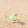 Mini statuetta di anatra in resina con occhiali da sole a cuore, accessorio decorativo. - Verde Chiaro Lucido