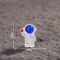 Miniature luminous astronaut resin figurine desktop car ornament small DIY accessory decor - Glossy Luminous Holding Flag