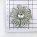 Vista dettagliata della toppa floreale in strass di cristallo 3D per scarpe e abbigliamento. - Stile Argento