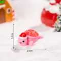 Mini tartaruga rosa in resina con cappello di Natale, simpatica variante decorativa da scrivania. - Rosa Lucido