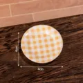 Mini piatto a scacchi gialli in resina, simpatico accessorio per casa delle bambole da 4cm. - Giallo Lucido