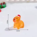 Graziosa miniatura di capibara in resina con cappello di Natale per decorazioni e fai da te. - Marrone