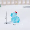 Statuetta capibara blu con cappello da Babbo Natale, simpatica decorazione natalizia in resina. - Blu