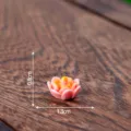 Mini statuetta di fiore di loto in resina rosa accessorio artigianale da scrivania 1pc - Loto Lucido