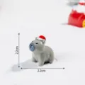 Carina statuetta in resina di capibara con cappello di Natale decorazione da 2.2cm. - Grigio Lucido