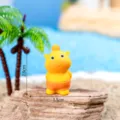 Simpatica statuetta capibara in resina con pantaloncini arancioni, mini decorazione da scrivania. - Opaco - Mani Dietro la Schiena