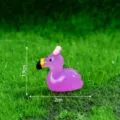 Miniatura statuetta fenicottero resina luminescente con fiocco, accessorio decoro scrivania. - Jelly Luminoso Viola