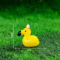 Miniatura resina giallo fenicottero anatra statuetta con fiocco rosa, carino fai da te micro decor. - Jelly Luminoso Giallo
