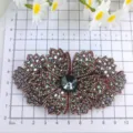 Nahaufnahme der funkelnden Strass-Stoffblumenapplikation mit Kristalltextur und feiner Handarbeit. - Burgunderrot