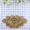 Detailansicht des goldenen Strass Blumenaufnahers mit glitzernden Kristallen fur DIY Handwerk. - Gold