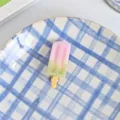 Détail de pince à cheveux glace colorée, jolie barrette bicolore pour un style estival mignon. - Pince à Cheveux Glace Rose