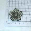 Erhöhen Sie Ihren Stil mit diesem funkelnden Strass-Blumen-Aufnäher für DIY-Handtaschen und Schuhe. - Weißer Strass-Stil
