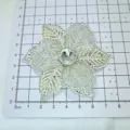 Gros plan de detail de patch de dentelle de fleur en organza blanc 3D avec strass central. - Fleur de Feuille