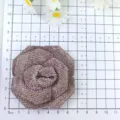 Vue détaillée du charm de chaussure et de la broche fleur de rose en strass étincelants. - Coloré