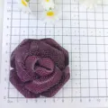 Détail de fleur camélia en strass scintillants, broche et accessoire de chaussure 3D. - Violet foncé