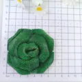 Vue détaillée de charmant accessoire de chaussure et broche fleur de camélia en strass. - Vert foncé