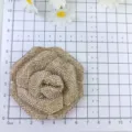 Gros plan détaillé de l'accessoire de pince à chaussures fleur de camélia en strass. - Coloré