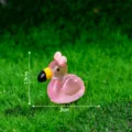 Süße Miniatur Resin Flamingo Figur mit Schleife für DIY Basteln und Deko Zubehör. - Glänzend Leuchtend - Schleife
