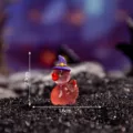 Miniature figurine de canard avec chapeau de sorcière en résine lumineuse, décor de bureau. - Rouge Lumineux