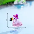 Carina statuetta in miniatura di fenicottero in resina con cappello magico, 2cm. - Lucido Luminoso Cappello Magico