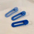 Variante de pince à cheveux sans couture colorée minimaliste, épingle latérale bleue pour frange. - Série Bleu Lac
