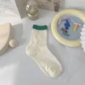 Damen weiße Rippstrick-Mittelsocken mit grüner Bündchen, atmungsaktiv und frisch im Alltag. - Einheitsgröße / Weiß (Grüner Rippenrand)